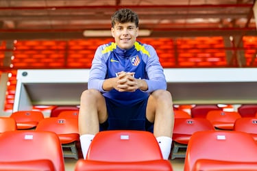 El talentoso mediapunta maño debutó esta temporada en la visita al Levante. Firmado para el juvenil de Torres en enero de 2024 para levantar la Liga y la Copa de Campeones, destaca por su zurda vistosa. A sus 20 años evoluciona en el filial colchonero.  