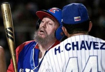 Fidel Castro habla con Hugo Chávez en un campo de béisbol vestidos de jugadores.