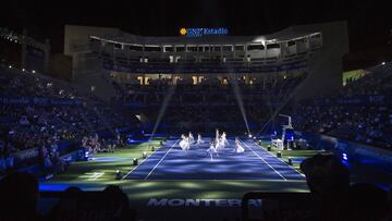 Artistas act&uacute;an en la ceremonia de inauguraci&oacute;n del Abierto de Tenis de Monterrey, durante el primer d&iacute;a del torneo.