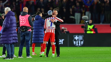 Griezmann se abraza al Cholo al término del partido ante el Barcelona.