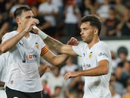 VALENCIA, 20/09/2025.- El delantero del Valencia Hugo Duro (d) celebra su gol durante el partido de la quinta jornada de LaLiga que Valencia CF y Athletic de Bilbao disputan este sábado en el estadio de Mestalla. EFE/Ana Escobar