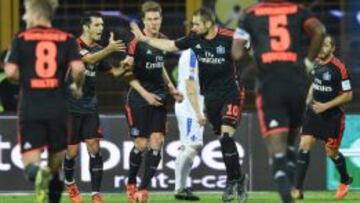 Hamburgo Pierre-Michel Lasogga (C) celebra el gol ante Darmstad. 