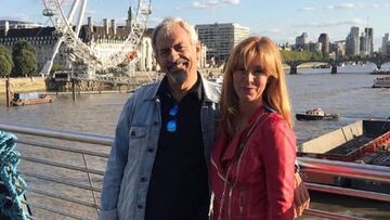 El presentador Carlos Sobera y su mujer, la productora teatral Patricia Santamarina, posando sonrientes en Londres.