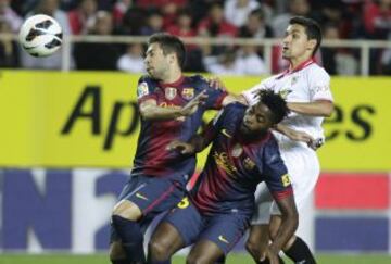 Jornada 6 / SEVILLA - BARCELONA.  Jordi Alba, Song y Jesús Navas durante una jugada del partido.