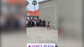 Kylian Mbappé juega una cascarita en Venice Beach