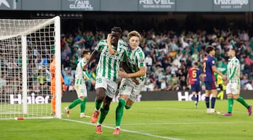 El Bar?a comenz fuerte el partido, con Robert Lewandowski abriendo el marcador en el minuto 39. En la segunda mitad, el Betis igual el partido con un penalti convertido por Giovani Lo Celso en el minuto 68. Ferran Torres volvi a adelantar al Barcelona en el minuto 82, pero en el tiempo a?adido, Assane Diao empat para el Betis en el minuto 90+4, dejando el marcador final en 2-2.

El partido fue intenso y disputado, con el Bar?a dominando la posesin, pero el Betis supo aprovechar sus oportunidades.