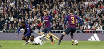 ¡¡Posible penalti de Semedo sobre Vinicius!! El colegiado no ha señalado nada en la acción.