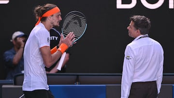 Alexander Zverev habla con el supervisor del Open de Australia durante su partido contra Carlos Alcaraz.