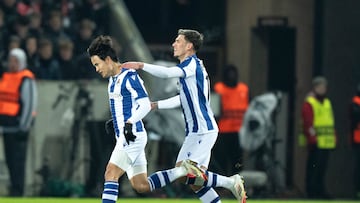 Herning (Denmark), 13/02/2025.- Real Sociedad's Takefusa Kubo (L) celebrates after scoring the team's second goal during the UEFA Europa League knockout phase play-offs 1st leg match between FC Midtjylland and Real Sociedad at MCH Arena in Herning, Denmark, 13 February 2025. (Dinamarca) EFE/EPA/HENNING BAGGER DENMARK OUT