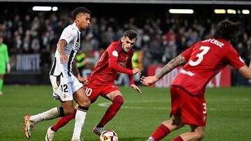 CASTELLÓN DE LA PLANA (Castellón), 07/01/2024.- El defensa neerlandés del Castellón Daijiro Chirino (i) disputa un balón ante el centrocampista español del Osasuna Aimar Oroz (c) durante el partido de dieciseisavos de final de la Copa del Rey que disputan este domingo el CD Castellón y CA Osasuna en el Estadio Municipal de Castalia. EFE/ Andreu Esteban
