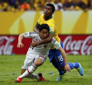 Shinji Kagawa y Paulinho.