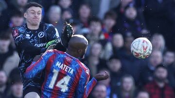 El portero del Millwall Liam Roberts, sancionado con seis partidos por su patada a Jean-Philippe Mateta