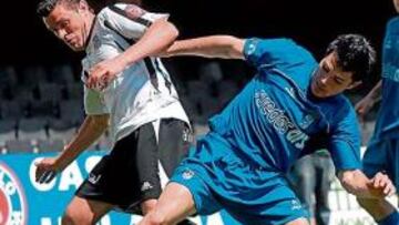 <b>MÁS DIFICULTADES. </b>El Puertollano se vuelca en la defensa de su central Manu Arias.