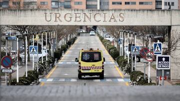 Una ambulancia atraviesa la puerta exterior de Urgencias del Hospital Universitario Fundación Alcorcón