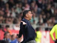 GIRONA (CATALUÑA), 21/04/2026.- El entrenador del Girona Míchel Sánchez durante el partido de la jornada 33 de LaLiga que Girona FC y Real Betis disputan este martes en el estadio de Montilivi. EFE/ David Borrat