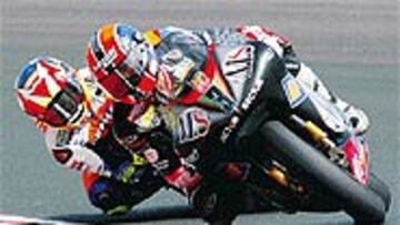 <b>EXCESO DE CONFIANZA</B>. Fonsi se confió y dejó que Melandri lograra su octava victoria del año.