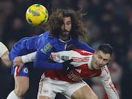 Marc Cucurella intenta controlar un balón.