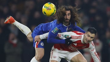Marc Cucurella intenta controlar un balón.