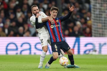 Carvajal y Gavi pelean por un balón.