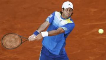 Fernando Verdasco devuelve la bola durante su partido con Jo Wilfried Tsonga.