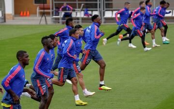 La Selección Colombia realizó su primer entrenamiento abierto al público en el estadio Sviyaga en Rusia, preparando el debut mundialista del 19 de junio ante Japón en Saransk. James y Barrios, los ausentes.