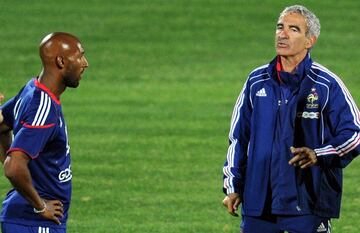 Raymond Domenech, seleccionador francés, expulsó a Nicolás Anelka, que en el descanso del Francia-México, que acabó con triunfo de los aztecas por 0-2, le insultó llamándole "sucio hijo de p...", rematando con un "¡vete a tomar por c...!". La pelea, publicada por L'Équipe, abrró de nuevo a la selección gala. Todo terminó con la negativa de Anelka a pedir perdón al seleccionador...