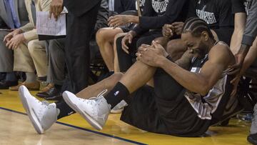 Kawhi Leonard, tras la lesi&oacute;n del primer partido de la final de la Conferencia Oeste en 2017 contra Golden State Warriors.