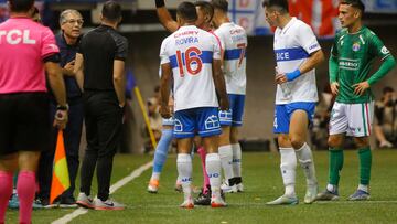 Futbol, Audax Italiano vs Universidad Catolica.
Fecha 5, campeonato Nacional 2023.
El arbitro Nicolás Gamboa le muestra tarjeta roja los entrenadores de Universidad Catolica y Audax Italiano durante el partido de primera division en el estadio La Florida en Santiago, Chile.
18/02/2023
Marcelo Hernandez/Photosport

Football, Audax Italiano vs Universidad Catolica.
5nd turn, 2023 National Championship.
Referee Nicolás Gamboa shows a red card to Universidad Catolica and Audax Italiano head coach during the first division match at the La Florida stadium in Santiago, Chile.
18/02/2023
Marcelo Hernandez/Photosport