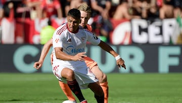 Sevilla's Chilean forward #10 Alexis Sanchez (L) and Barcelona's Dutch midfielder #21 Frenkie De Jong vie for the ball during the Spanish league football match between Sevilla FC and FC Barcelona at Ramon Sanchez Pizjuan Stadium in Seville on October 5, 2025. (Photo by CRISTINA QUICLER / AFP)