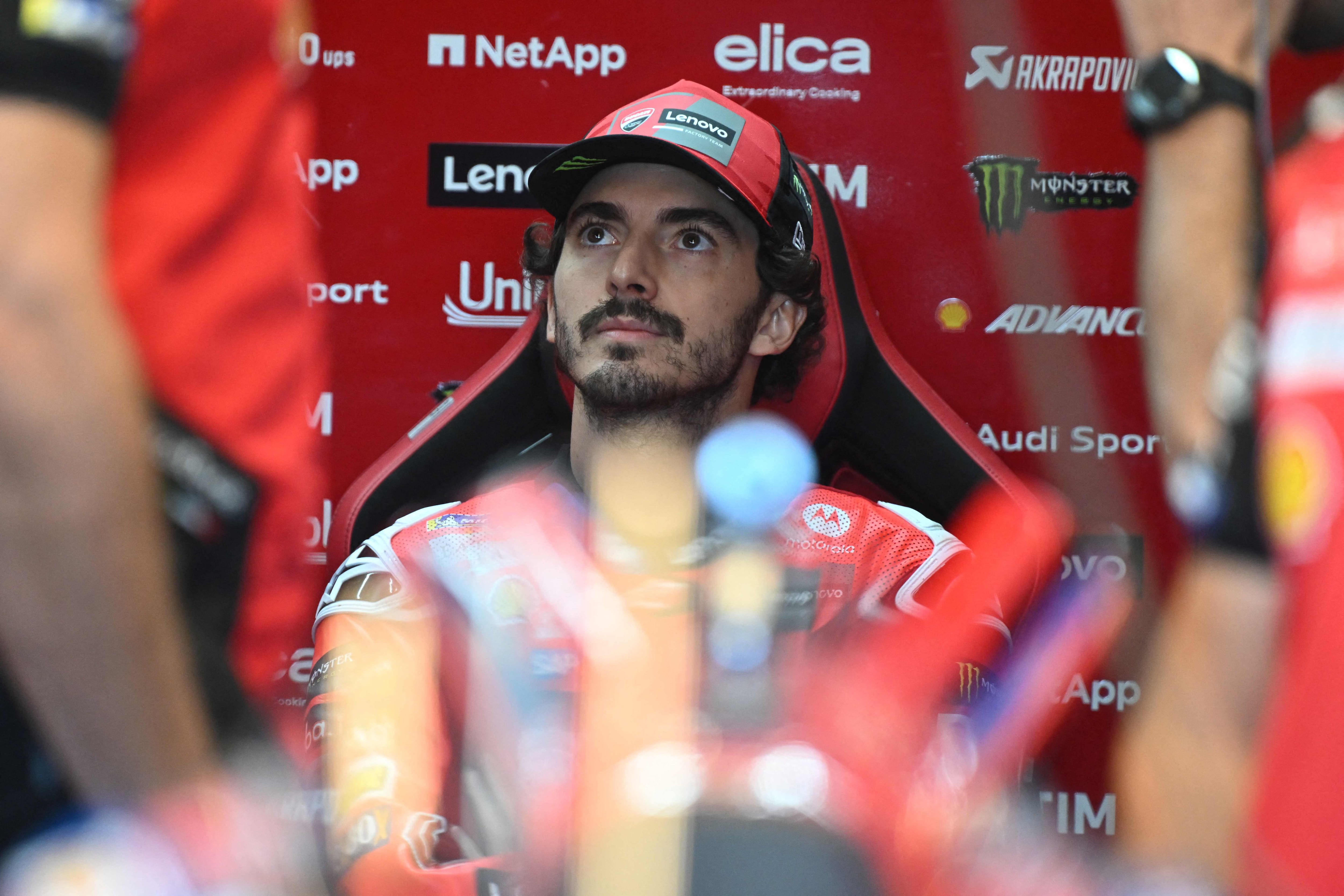 Pecco Bagnaia en el box de Ducati durante la última carrera del año para MotoGP.