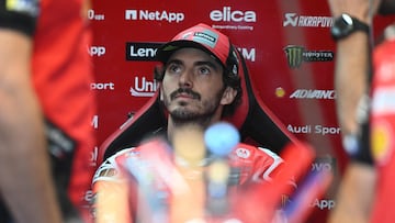 Pecco Bagnaia en el box de Ducati durante la última carrera del año para MotoGP.