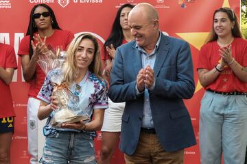 Olga Carmona recibe un homenaje en la sede del Consell insular. Las jugadoras de la Selección han recorrido las calles de Ibiza en un autobús descubierto.