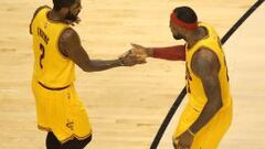 LeBron James y Kyrie Irving, tras protagonizar una acci&oacute;n positiva ante los Cavaliers.