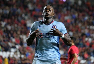 Julián Quiñones y Henry Martin anotaron más goles, en un año de Liga MX, que todo Cruz Azul