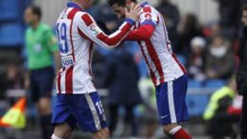 Los últimos. Torres saluda a Cani durante un cambio. Ambos llegaron hace un año.