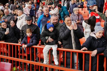 2.000 aficionados en el entrenamiento abierto del Granada