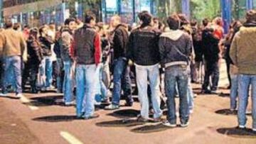 <b>CATANIA SIN LEY. </b>En el estadio Massimino de Catania (en la foto) no hay asientos en los fondos como exigen las leyes europeas.