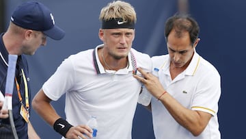 Nicola Kuhn es ayudado para abandonar la pista tras desplomarse a causa de los calambres durante su partido ante Mischa Zverev en el Miami Open Presented by Itau en el Hard Rock Stadium de Miami Gardens, Florida.