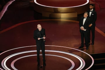 Daniel Blumberg recoge el Oscar por la  de la pelcula 'The Brutalist'.