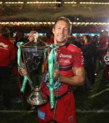 24/05/14. Jonny Wilkinson, capit¨¢n del Toulon, levante la copa Heineken tras ganar a los Saracens enla final de la Heineken Cup.