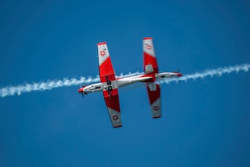 Dos aeronaves del Swiss Air Force PC-7 realizan un espect culo de exhibici¢n antes de la final del Abierto de Tenis de Gstaad (Suiza). El equipo acrob tico de la Fuerza Area Suiza hizo las delicias de los aficionados al sobrevolar las pistas de tierra batida del Sportzentrum Gstaad, donde Ruud se impuso a Berrettini por 4-6, 7-6 (4) y 6-2. 