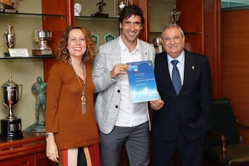 Raúl, con su título de entrenador.