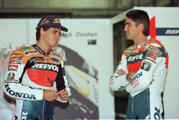 Doohan fue pentacampeón de 500cc de manera consecutiva entre 1994 y 1998 y el primer campeón posterior a él fue Crivillé, que a la vez había sido el gran rival del australiano en sus años de tiranía. Mick era superior a Álex, pero éste creció poco a poco y se negó a ser simplemente su escudero en el box del Repsol Honda. El cénit de su rivalidad llegó en la carrera de la República Checa de 1996, donde el español, que venía de ganarle por medio segundo, le volvía a batir. Esta vez fue por tan sólo 2 milésimas. Un par de meses después, en la prueba de Australia, en el circuito de Eastern Creek, el español tiró en la última vuelta al héroe local, harto de que jugara duro con él y cobrándose así venganza por lo que había hecho con él meses antes en Jerez, cuando se aprovechó de la invasión de pista del público para robarle una victoria que era suya.