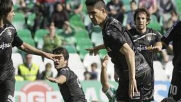 <b>SIN PEGADA. </b>En la foto, Rubén trata de alcanzar un balón entre una maraña de defensas recreativistas. El canario no tuvo suerte.