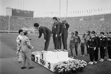 Tokio 1964 también pasó a la historia por ser la primera en la que una atleta, la polaca Ewa Klobukowska, fue descalificada por no superar la prueba de sexo. Se había hecho con la medalla de oro en 4 x 100. El récord mundial que consiguió junto a sus compañeras evidentemente no fue homologado.