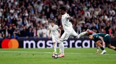 Vinicius desde los once metros, realiza un salto, golpea con la derecha y Gianluigi Donnaruma adivina el lanzamiento.