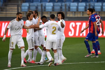 Los jugadores del Real Madrid celebran el 3-0 de Marcelo al Eibar. 