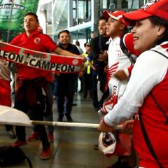 Así recibe la hinchada a Santa Fe en el aeropuerto tras la Suruga