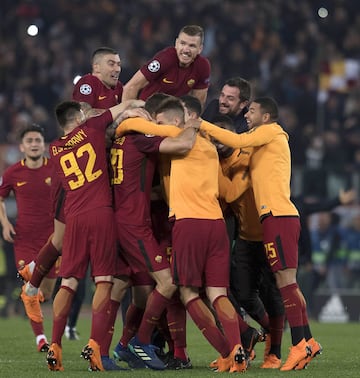 Los azulgranas llevaban una ventaja de 4-1 ante la Roma. Pero en la capital italiana los locales pasaron por encima a un Barcelona gris y desdibujado. Los cul谷s terminaron perdiendo 3-0 y eliminados de la Champions en cuartos de final.