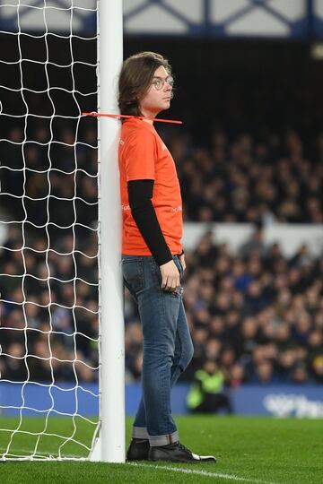 Ocurrió en el minuto 50 del Everton-Newcaslte. Un espectador, con una camiseta en la que se leía 'Just stop oil' se ha atado con una brida al poste. El partido estuvo parado durante siete minutos hasta que la seguridad del estadio del Everton consiguió romper la brida.